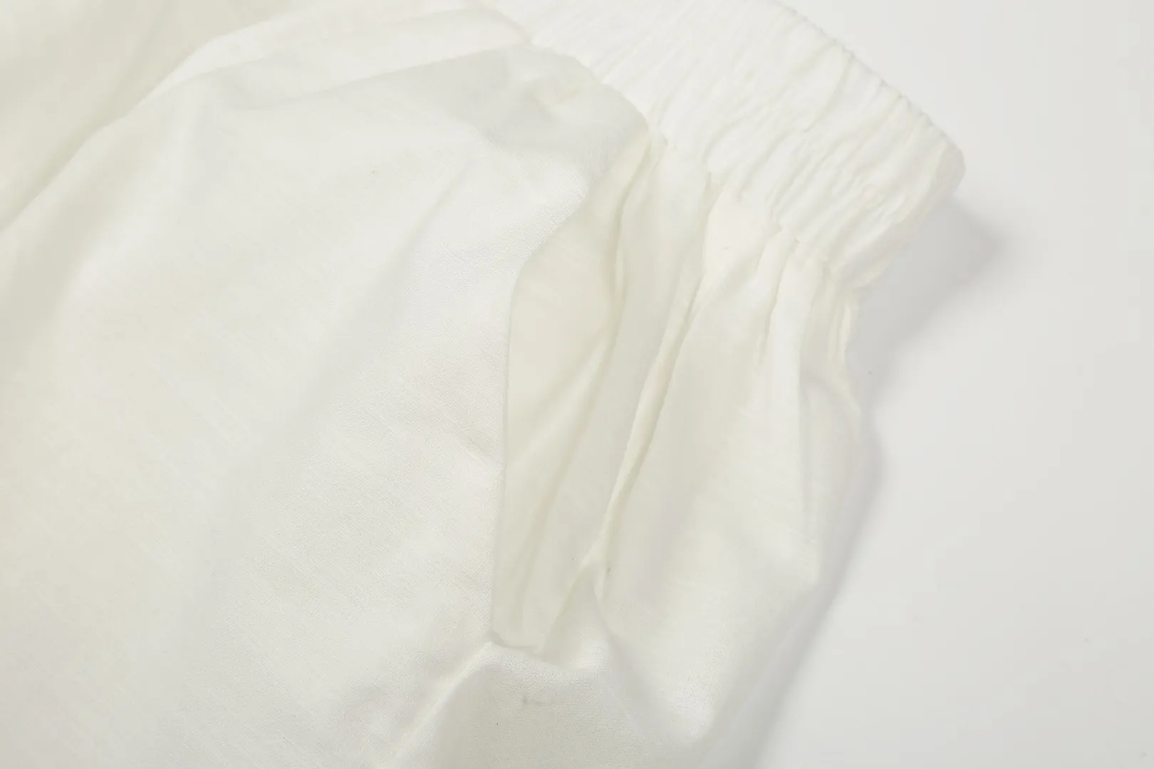 P210 White background picture [High-end quality] Style number: 25052# Color: Navy blue/off-white/light khaki/ice blue/dark khaki Size: S to XL - Ralph Lauren/Ralph Lauren 25SS Summer hot item high-quality lazy old money style linen couple style five-point shorts - originality restoration 105% cotton blended bamboo linen on the face Super soft nylon elastic in the same color ✅ - 100% restored workmanship Short five-point version, double-layered inside and outside to prevent exposure, double stitching to cover the independent waistband ✅ - Professional washing before the car, the texture of the fabric is tight and soft ✅ - RL/Ralph Lauren linen shorts are simply a summer savior. The linen material allows every pore to breathe freely, say goodbye to sticky heat. Walking on the road, the wind blows, and the heat all over the body is instantly smoothed away. The bamboo texture is natural and unique, simple and pure texture, full of laziness and old money style.